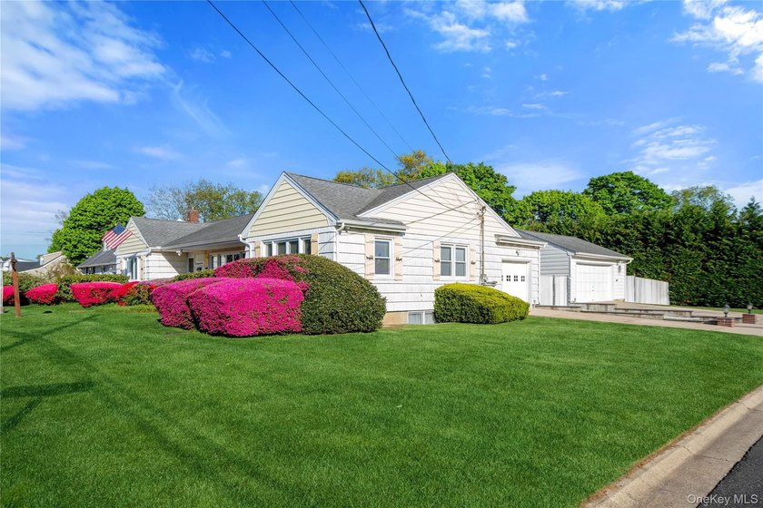 WELCOME TO YOUR NEXT HOME! SOLID BUILT 1957 HARDWOOD FLOORS - photo 9