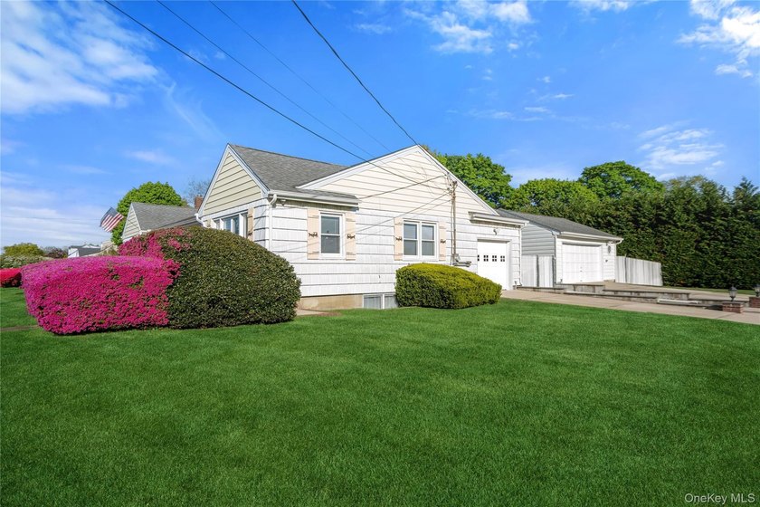 WELCOME TO YOUR NEXT HOME! SOLID BUILT 1957 HARDWOOD FLOORS - photo 10