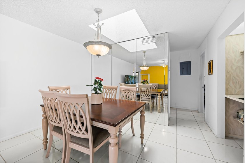 Move right into this beautifully maintained, fully furnished - photo 31