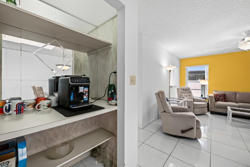 Move right into this beautifully maintained, fully furnished - photo 32