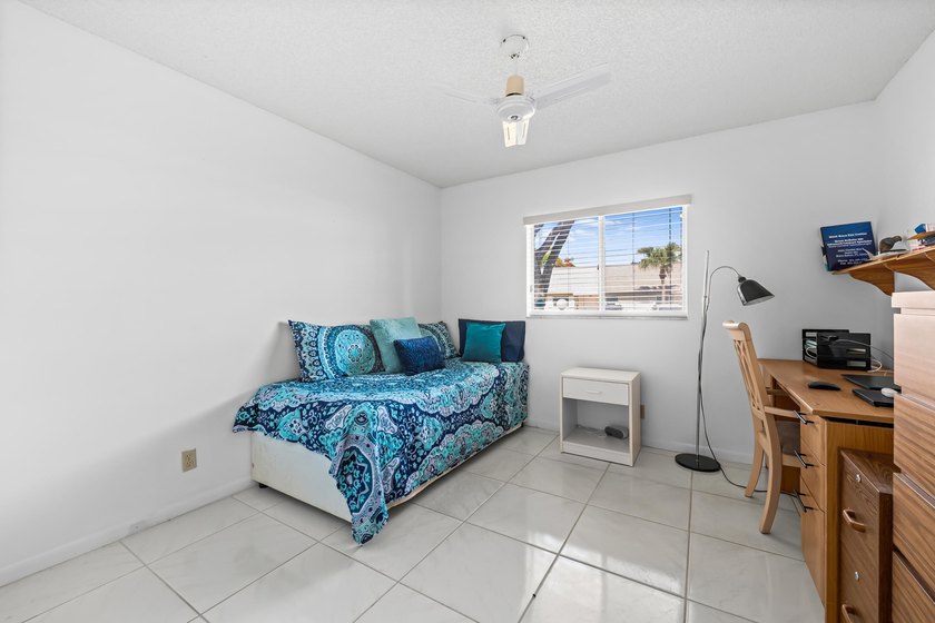 Move right into this beautifully maintained, fully furnished - photo 33