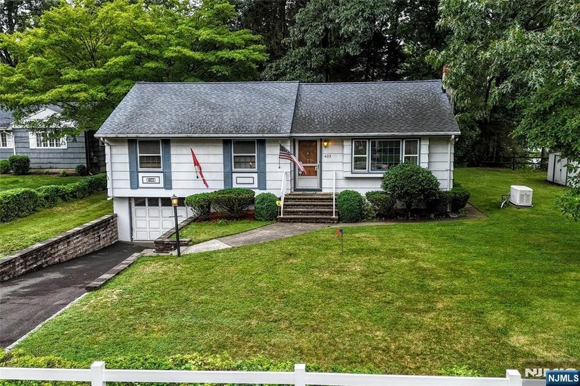 Opportunity awaits in this 3-bedroom, 1.5-bath ranch offering - photo 2