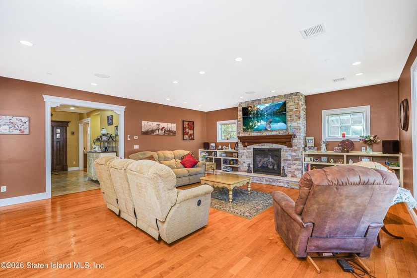 4 BEDROOMS! 4 BATHROOMS! WESTERLEIGH! Discover unparalleled - photo 13