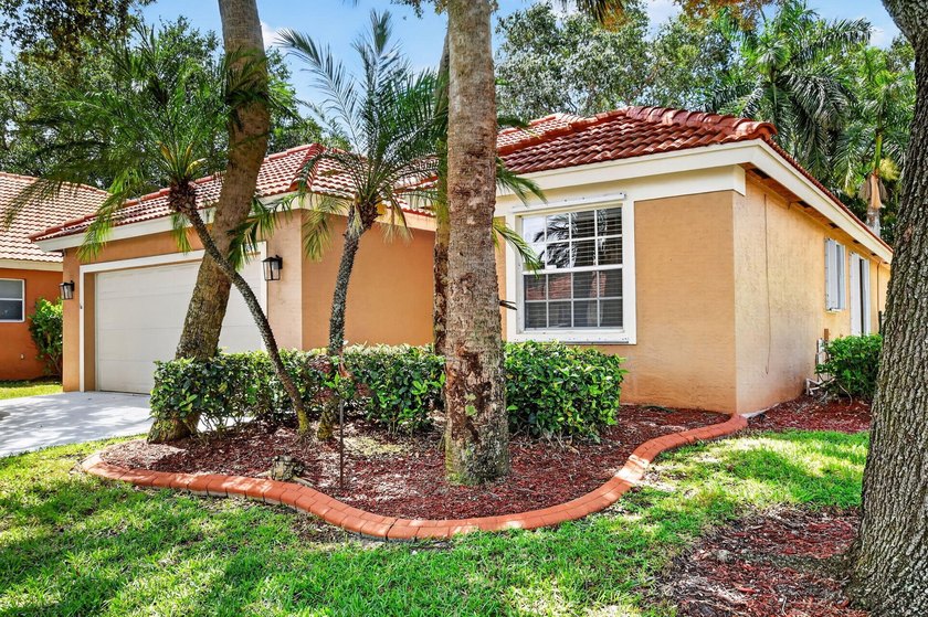 WOW - Awesome pool home with renovated kitchen, flooring and - photo 3