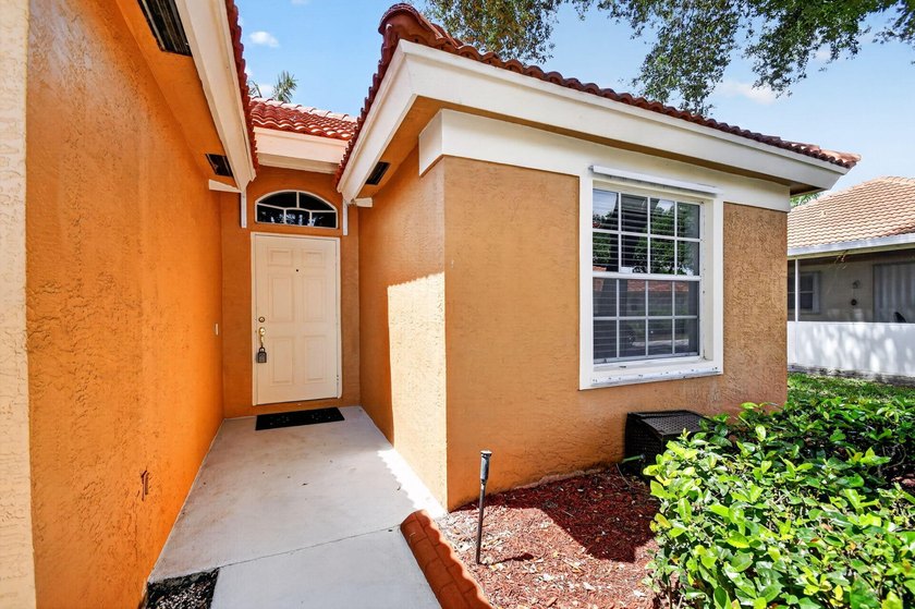 WOW - Awesome pool home with renovated kitchen, flooring and - photo 4