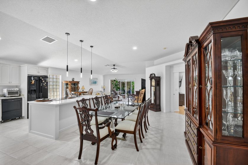 WOW - Awesome pool home with renovated kitchen, flooring and - photo 6