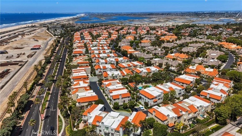 Coveted SeaCliff on the Greens Executive townhome. Light-filled - photo 2
