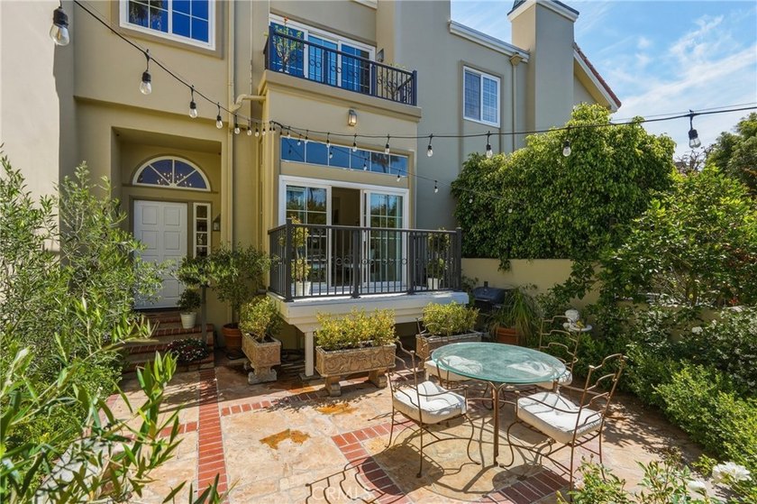 Coveted SeaCliff on the Greens Executive townhome. Light-filled - photo 3