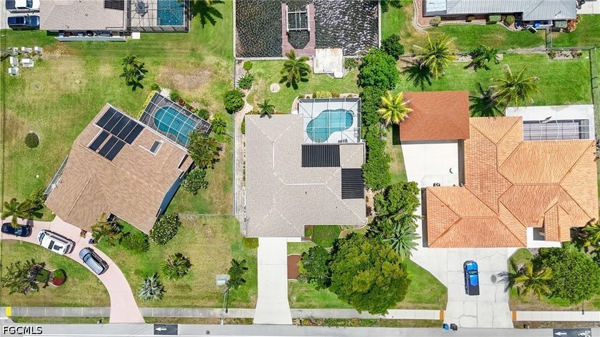 3 Bedrooms / 2 Baths * Roof (2020) * AC (2019) * HEATED POOL * - photo 4