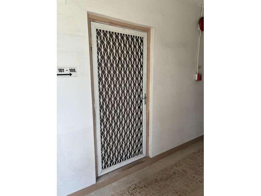 Ground floor 2 bedroom 1 bath condo. Gated complex minutes to - photo 3