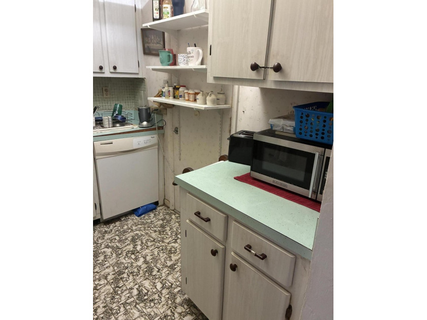 Ground floor 2 bedroom 1 bath condo. Gated complex minutes to - photo 4