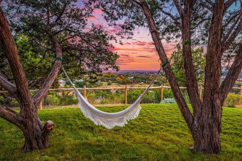 Turn-Key Texas Hill Country Hospitality Retreat! Blue Dove Inn &amp; - photo 8
