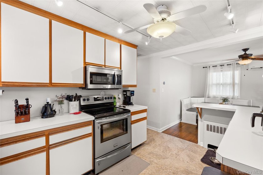 Beautifully maintained 3-bedroom, 1-bath ranch offering easy - photo 4
