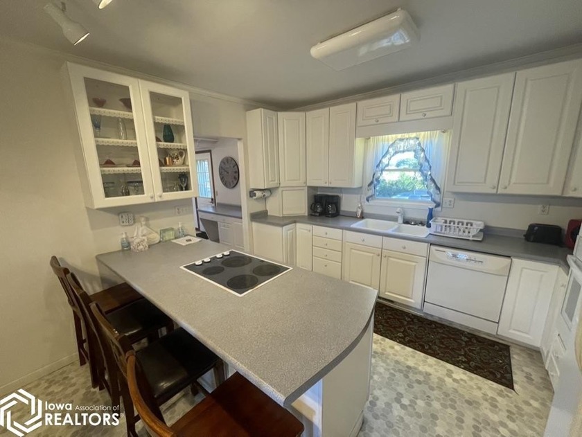 Here's a great opportunity to own this historic home with lots - photo 5