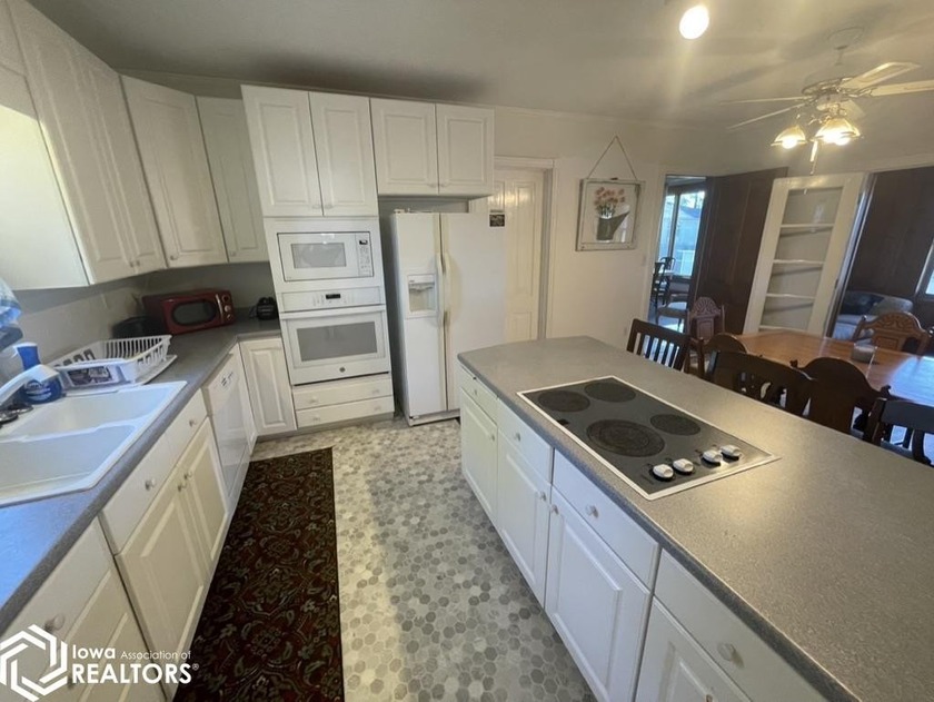 Here's a great opportunity to own this historic home with lots - photo 6