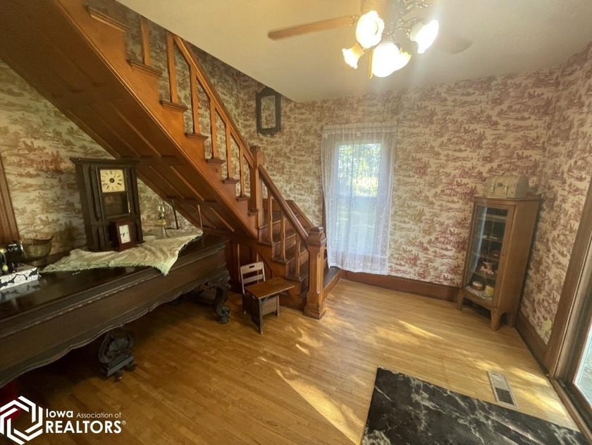 Here's a great opportunity to own this historic home with lots - photo 8