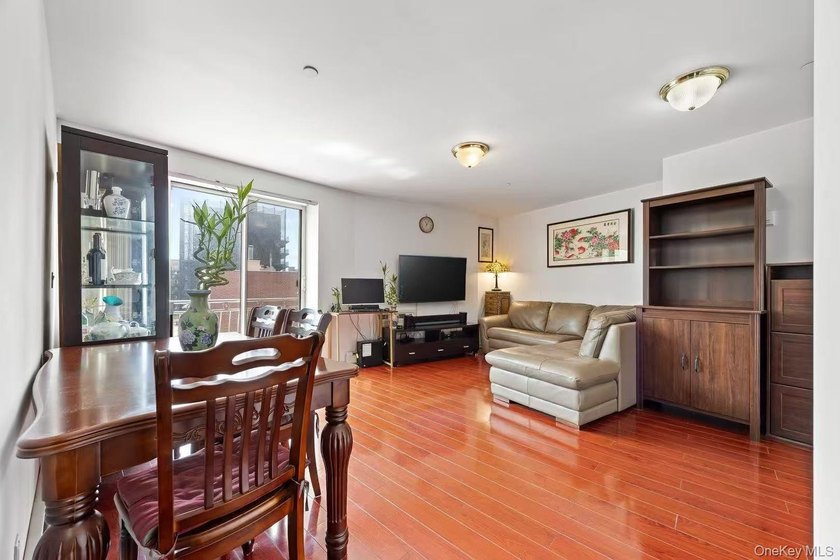 Spacious and beautiful 2 bed 2 bath condo with terrace - photo 3