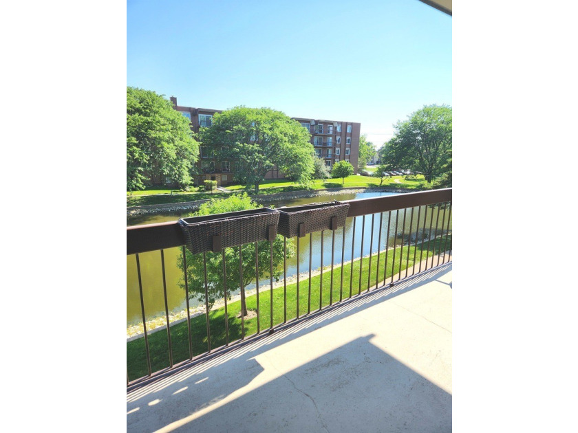 WELCOME HOME TO THIS BEAUTIFULLY UPDATED 2 BEDROOM AND 2 BATH - photo 17