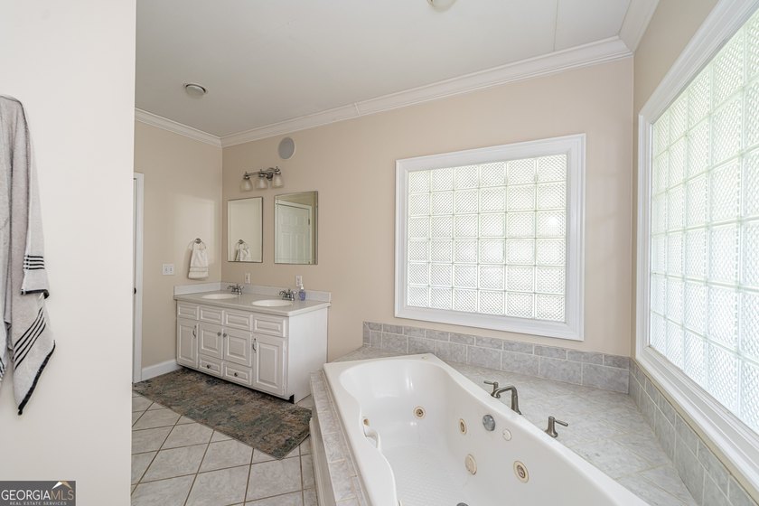 Welcome to your private retreat on over 4 beautiful acres! This - photo 28