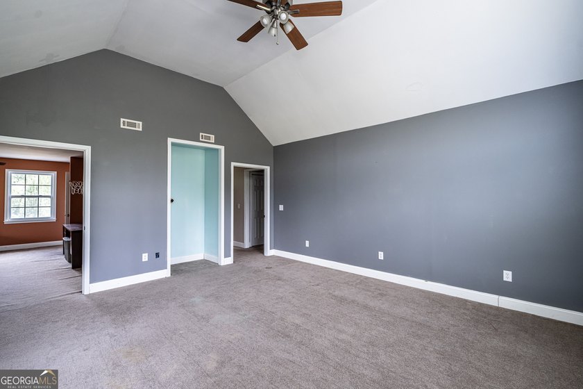 Welcome to your private retreat on over 4 beautiful acres! This - photo 32