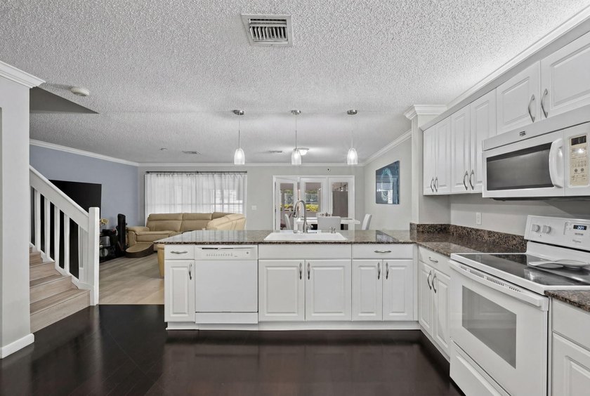 Don't miss this opportunity! Beautifully updated townhouse - photo 2