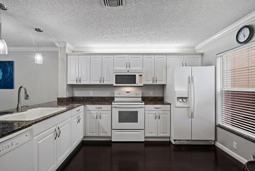 Don't miss this opportunity! Beautifully updated townhouse - photo 3