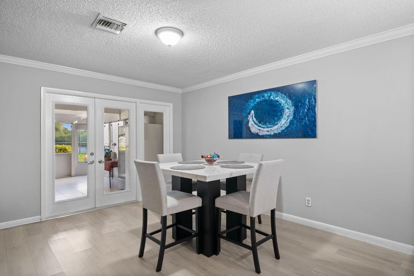 Don't miss this opportunity! Beautifully updated townhouse - photo 4