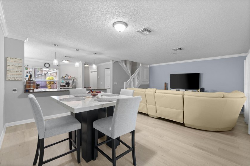 Don't miss this opportunity! Beautifully updated townhouse - photo 5