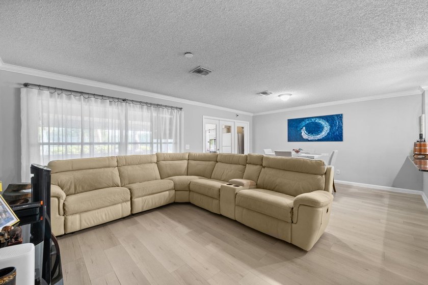 Don't miss this opportunity! Beautifully updated townhouse - photo 6