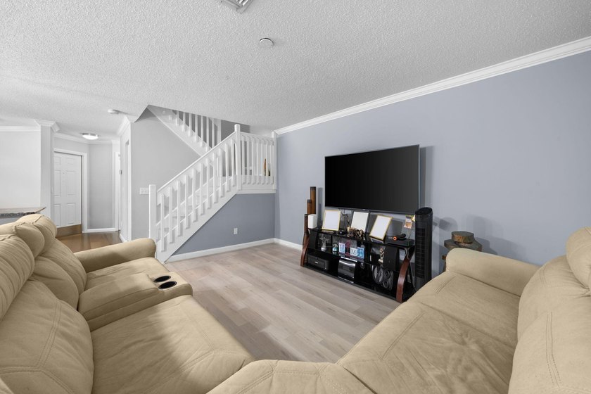 Don't miss this opportunity! Beautifully updated townhouse - photo 7