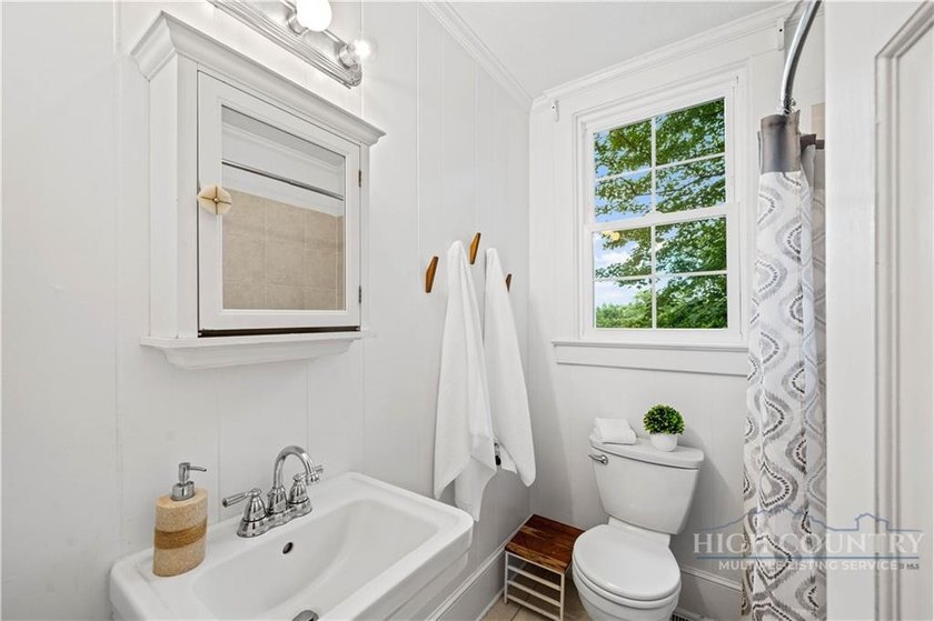 Classic Blowing Rock cottage filled with the timeless charm and - photo 15