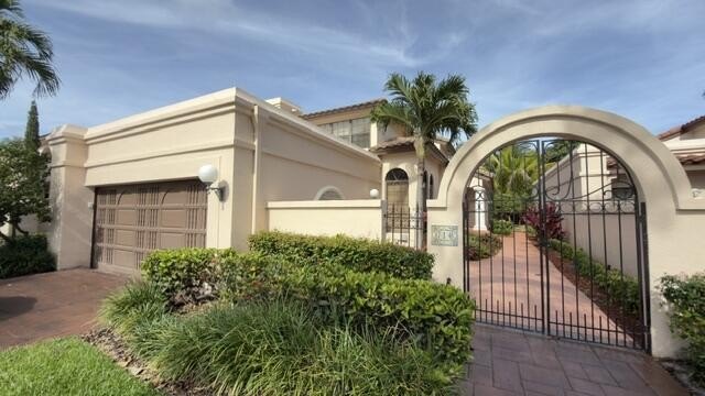 This is a spacious 2 story home on the lake in Villa D Este, a - photo 2