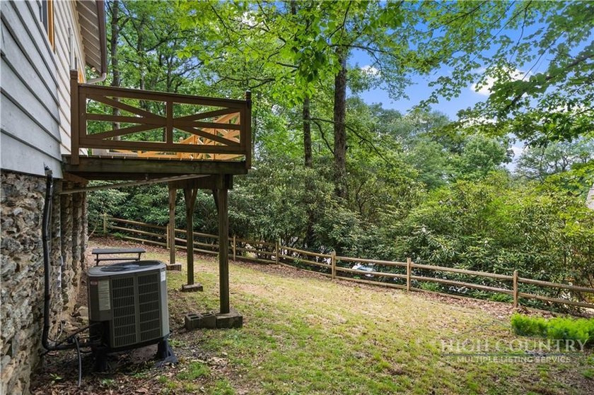 Classic Blowing Rock cottage filled with the timeless charm and - photo 23