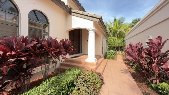 This is a spacious 2 story home on the lake in Villa D Este, a - photo 3