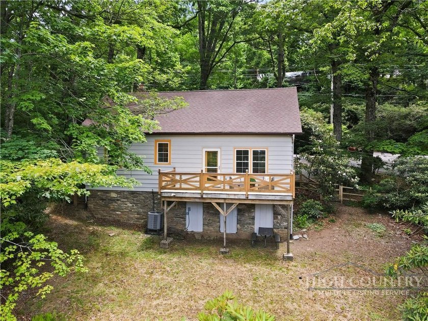Classic Blowing Rock cottage filled with the timeless charm and - photo 24