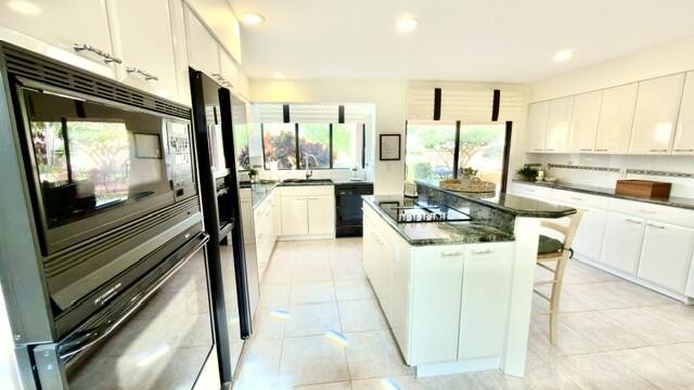 This is a spacious 2 story home on the lake in Villa D Este, a - photo 7
