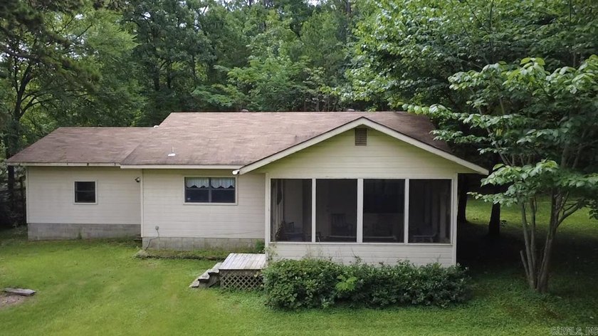 This cozy bungalow, with 1 bedroom and 1 bathroom, has a perfect - photo 3