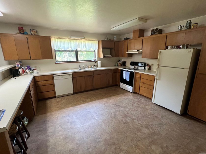 This cozy bungalow, with 1 bedroom and 1 bathroom, has a perfect - photo 8