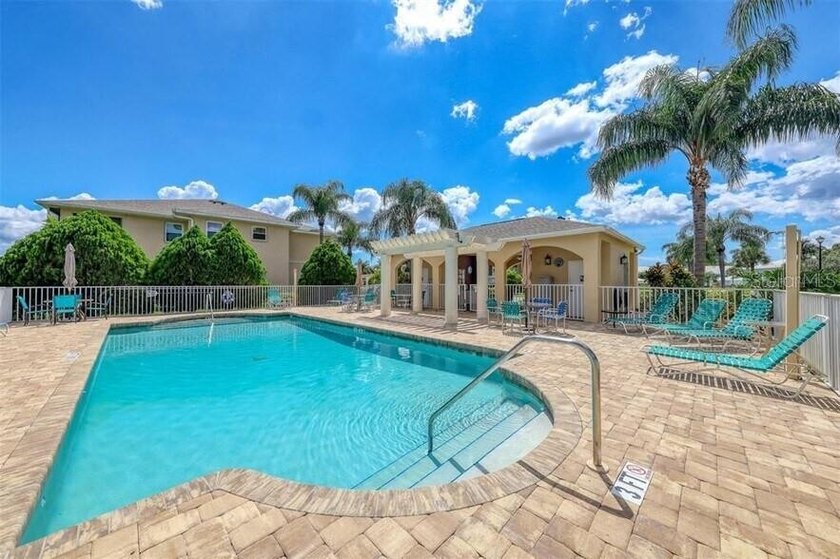 Low-maintenance living with water views... without sacrificing - photo 3