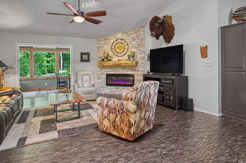 Back on Market--No fault of seller! 3 Bed | 2 Bath | 1,717 Sq - photo 11