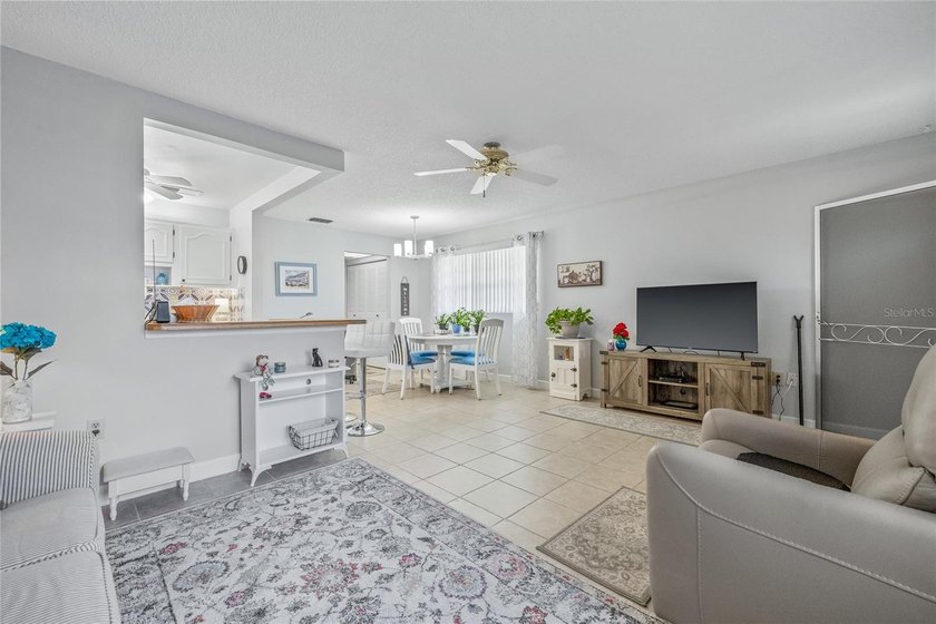 Bright, Move-In-Ready Condo with Florida Room &amp; Resort-Style 55+ - photo 3