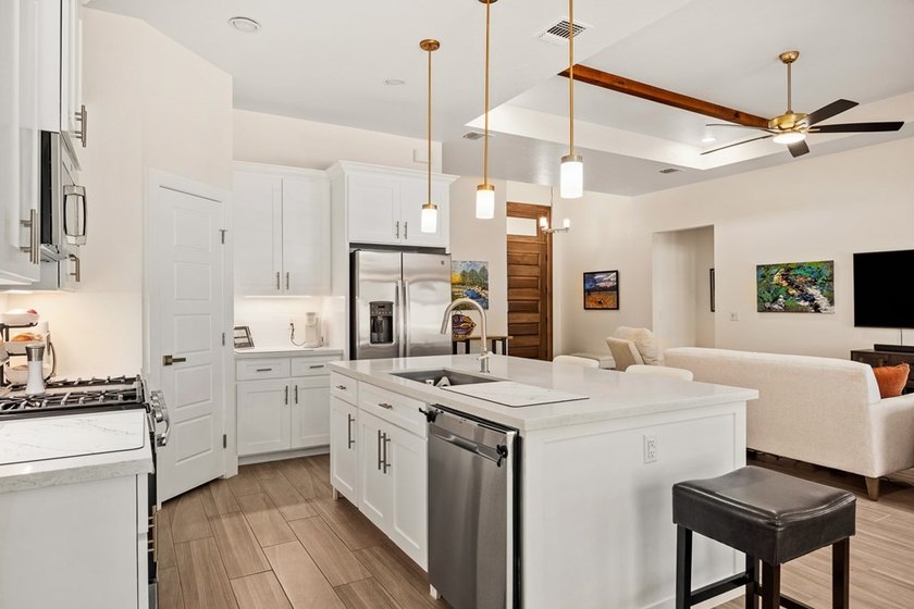 Hill Country views, privacy, &amp; modern comfort in The Meridian - photo 7