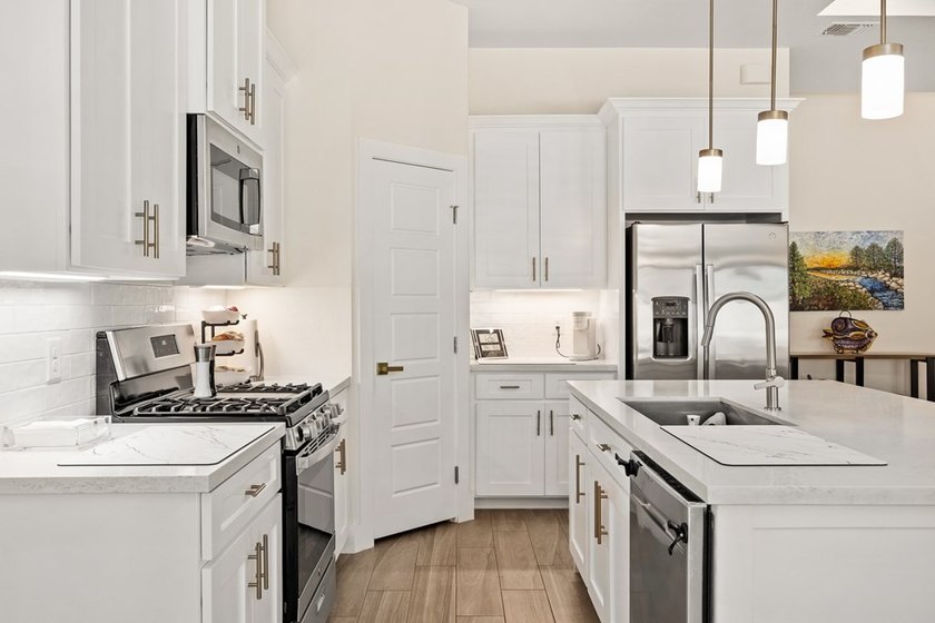 Hill Country views, privacy, &amp; modern comfort in The Meridian - photo 8