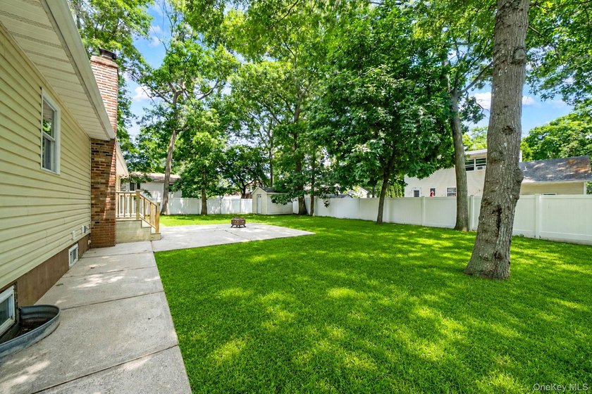 Welcome to 25 Heston Rd, Shirley-a spacious 4-bedroom, 2-bath - photo 6