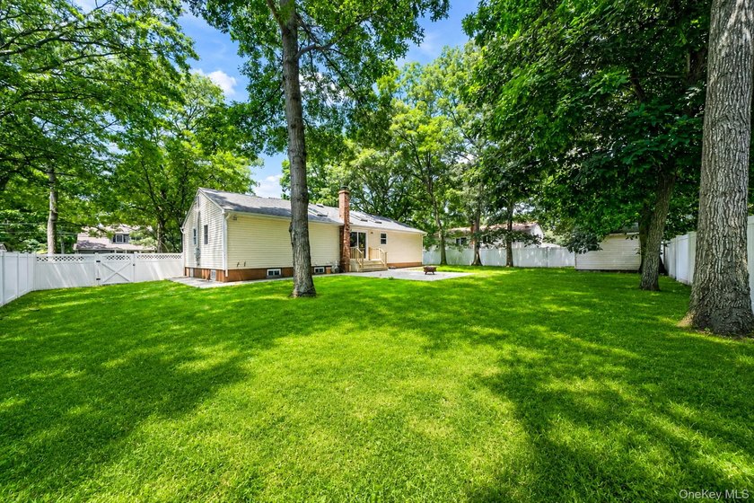 Welcome to 25 Heston Rd, Shirley-a spacious 4-bedroom, 2-bath - photo 7