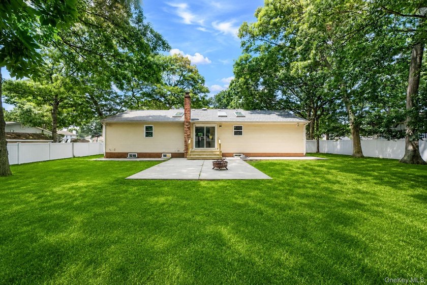 Welcome to 25 Heston Rd, Shirley-a spacious 4-bedroom, 2-bath - photo 8
