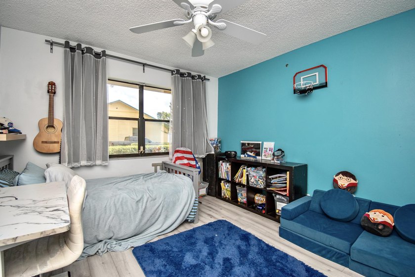 Come see this beautifully renovated 3BR 2BA Villa in the Heart - photo 31