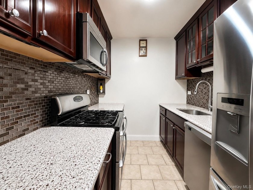 Welcome to this beautiful, spacious 3-bedroom, 2-bathroom co-op - photo 8