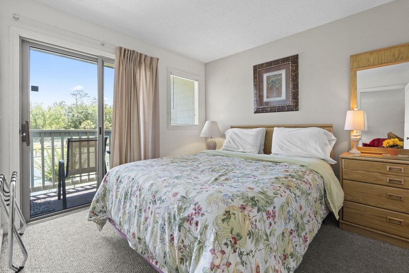 Welcome Home! This meticulously maintained 2 bedroom, 2 bathroom - photo 12