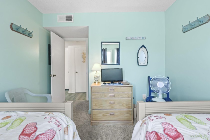 Welcome Home! This meticulously maintained 2 bedroom, 2 bathroom - photo 13